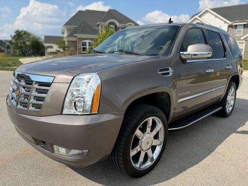 Used 2014 Cadillac Escalade Luxury AWD/4WD image 3