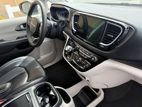 Used 2023 Chrysler Pacifica Touring-L FWD image 21