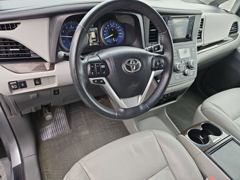 Used 2017 Toyota Sienna XLE AWD/4WD image 2