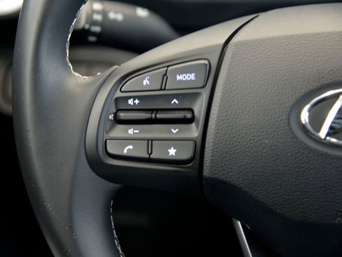 Used 2023 Hyundai Venue Limited image 22