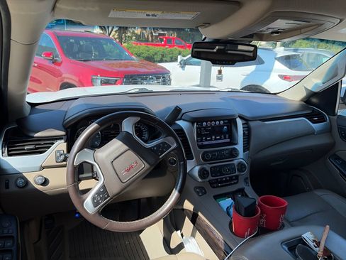 Used 2019 GMC Yukon XL SLT w/ Open Road Package AWD/4WD image 4