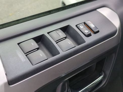 Used 2018 Toyota 4Runner SR5 AWD/4WD image 13
