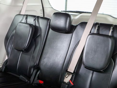 Used 2023 Chrysler Pacifica Touring-L image 25