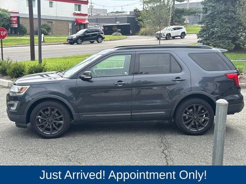 Used 2017 Ford Explorer XLT w/ Equipment Group 202A AWD/4WD image 4
