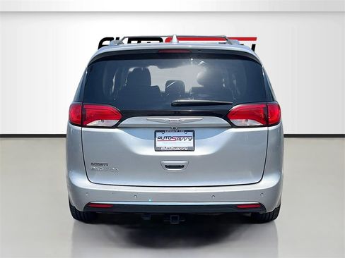 Used 2018 Chrysler Pacifica Touring-L image 6