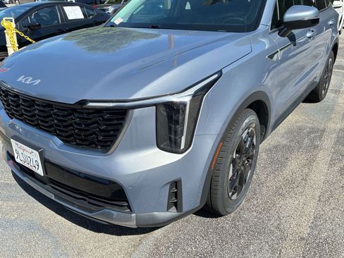 Used 2024 Kia Sorento S FWD image 3