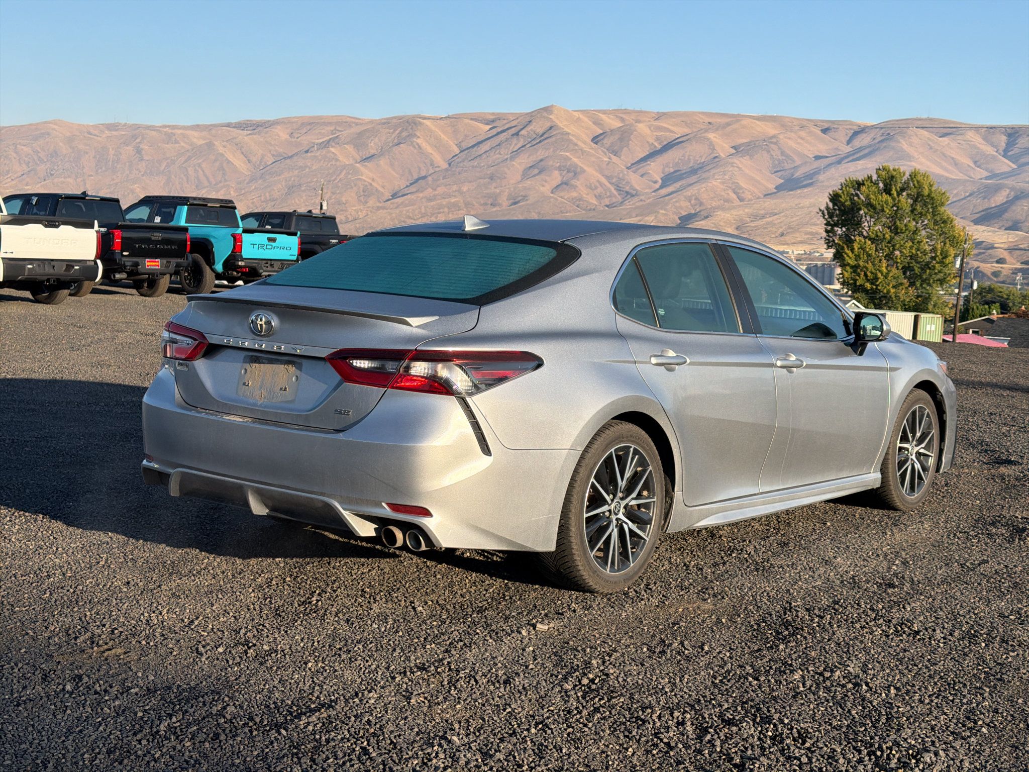 Used 2021 Toyota Camry SE w/ Cold Weather Package FWD image 11