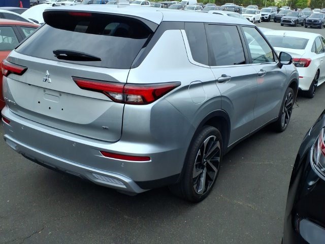 Used 2023 Mitsubishi Outlander SE Black Edition FWD image 6
