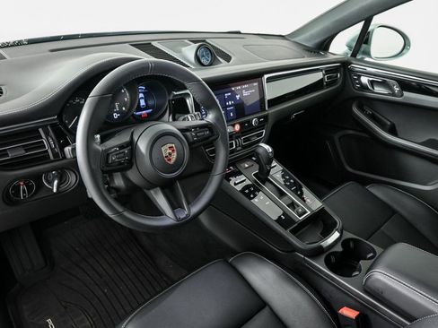 Certified 2025 Porsche Macan image 4