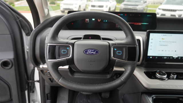 Used 2025 Ford Expedition Active AWD/4WD image 28