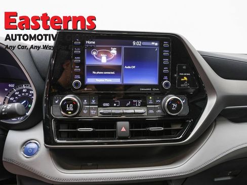 Used 2022 Toyota Highlander XLE AWD/4WD image 12