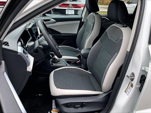 New 2026 Volkswagen Taos SE image 9