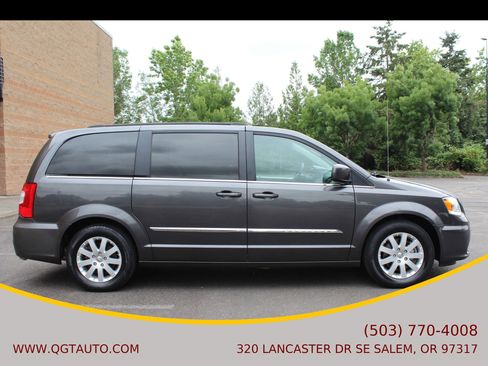 Used 2016 Chrysler Town & Country Touring image 6