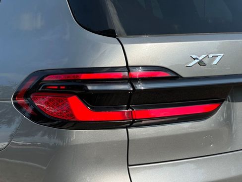 Used 2024 BMW X7 xDrive40i w/ M Sport Package AWD/4WD image 32