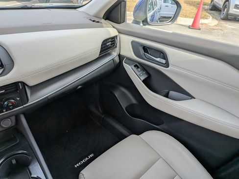 Used 2022 Nissan Rogue SV w/ SV Premium Package image 18