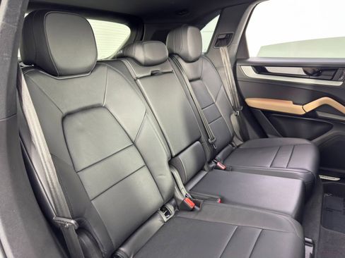 Used 2024 Porsche Cayenne w/ Sport Chrono Package image 39