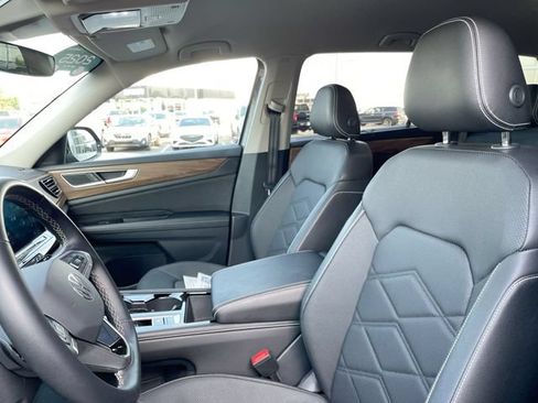 Used 2025 Volkswagen Atlas SE AWD/4WD image 11