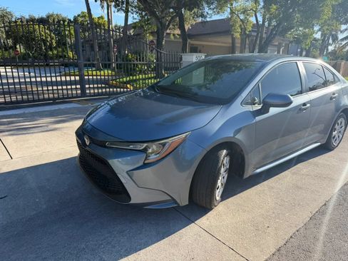 Used 2020 Toyota Corolla LE FWD image 3
