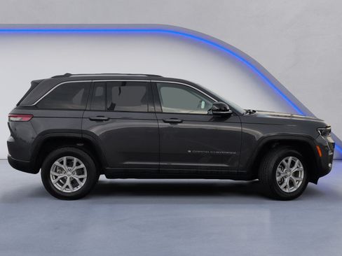 Used 2023 Jeep Grand Cherokee Limited RWD image 3