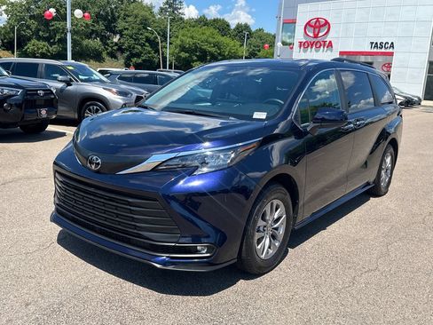 Used 2026 Toyota Sienna XLE FWD image 3