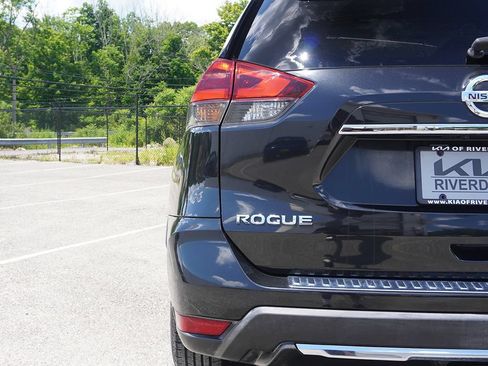 Used 2018 Nissan Rogue SV w/ Premium Package AWD/4WD image 14