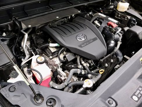 Used 2023 Toyota Highlander XLE AWD/4WD image 19