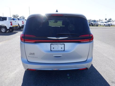Used 2023 Chrysler Pacifica Touring-L image 6