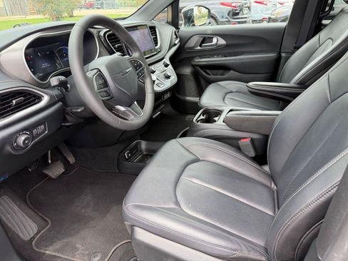 Used 2025 Chrysler Pacifica Select FWD image 3