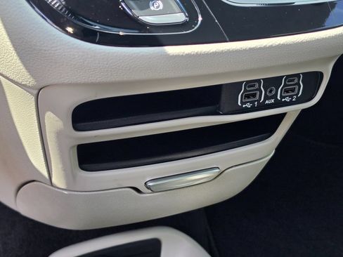 Used 2023 Chrysler Pacifica Touring-L AWD/4WD image 25