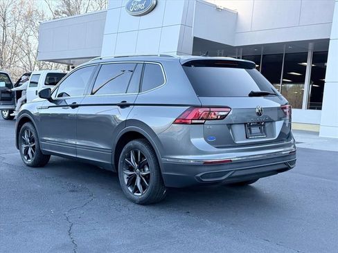 Used 2023 Volkswagen Tiguan SE w/ Panoramic Sunroof Package image 6