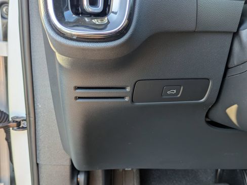 Used 2023 Volvo XC40 B4 Ultimate FWD image 17