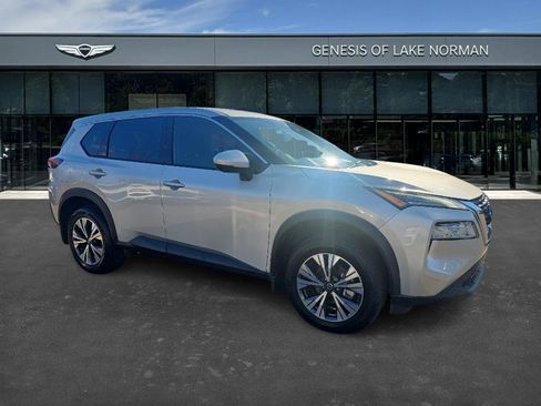 Used 2021 Nissan Rogue SV image 2