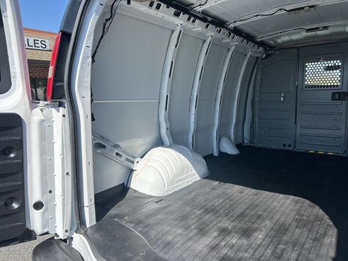 Used 2017 Chevrolet Express 2500 RWD image 22