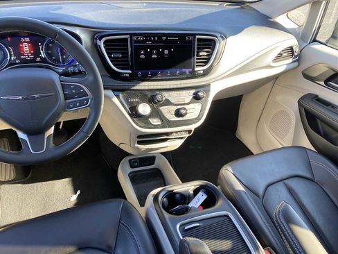 Used 2023 Chrysler Pacifica Touring-L image 14