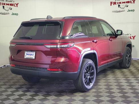 Used 2024 Jeep Grand Cherokee Altitude AWD/4WD image 3