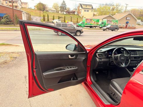 Used 2018 Kia Optima S w/ Panoramic Sunroof Package image 10