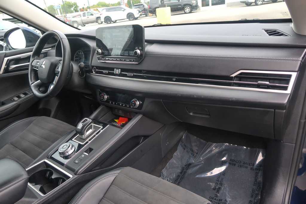 Used 2024 Mitsubishi Outlander AWD image 17
