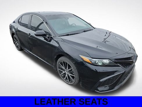 Used 2024 Toyota Camry SE image 3