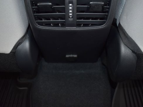 Used 2025 Toyota Corolla Cross L image 14