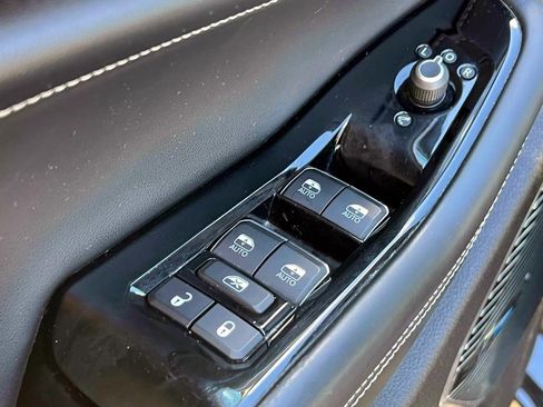 Used 2022 Jeep Grand Cherokee Overland w/ Luxury Tech Group IV image 18