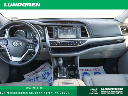 Used 2019 Toyota Highlander XLE AWD/4WD image 4