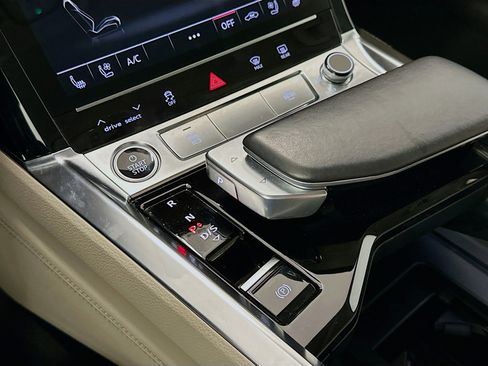 Used 2022 Audi e-tron Premium Plus w/ Premium Plus Package AWD/4WD image 25