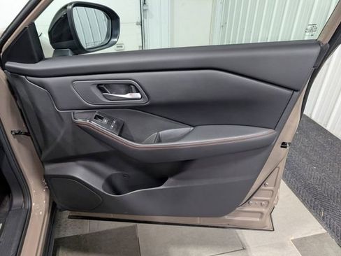 Used 2025 Nissan Rogue SV image 27