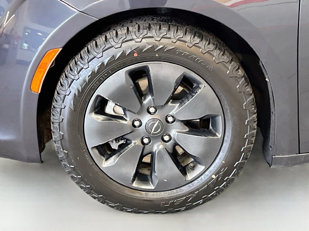 Used 2020 Chrysler Pacifica Touring-L w/ S Appearance Package FWD image 32