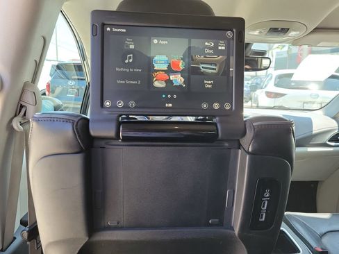 Used 2018 Chrysler Pacifica Limited w/ Advanced Safetytec Group FWD image 17