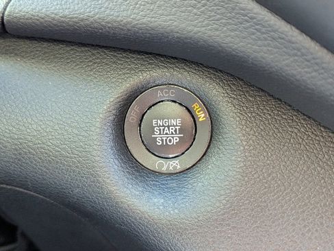 Used 2019 Jeep Cherokee Latitude Plus w/ Comfort/Convenience Group image 15