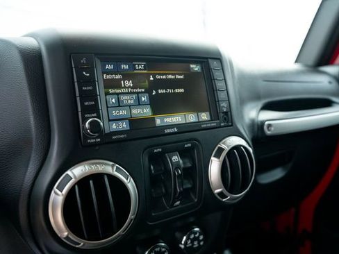 Used 2017 Jeep Wrangler Unlimited Rubicon w/ Connectivity Group AWD/4WD image 34