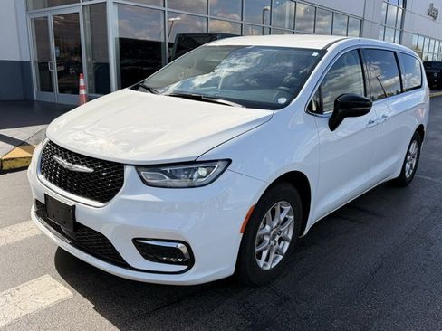 Used 2024 Chrysler Pacifica Touring-L image 4