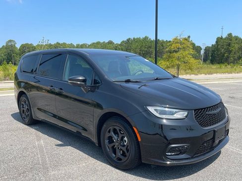 Used 2022 Chrysler Pacifica Limited w/ Uconnect Theater Family Group FWD image 19