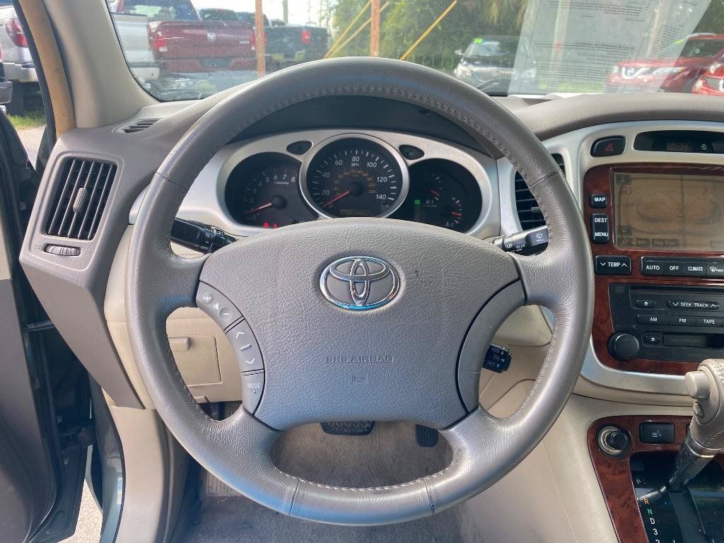 Used 2005 Toyota Highlander Limited w/ Leather Trim Pkg AWD/4WD image 28